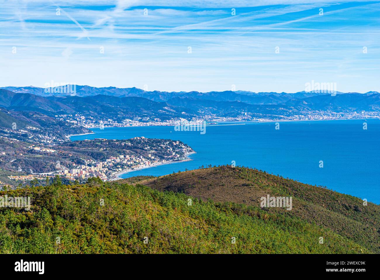 Spaziergang unter der Wintersonne im Beigua Park, mit Blick auf den Golf von Genua bis Capo Noli Stockfoto Spaziergang unter der Wintersonne im Beigua Park, mit Blick auf den Golf von Genua bis Capo Noli Stockfoto