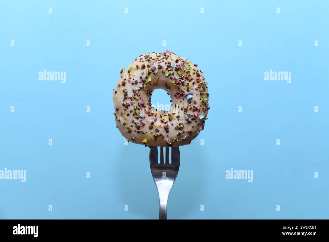 Rosa Donut auf blauem Hintergrund Stockfoto