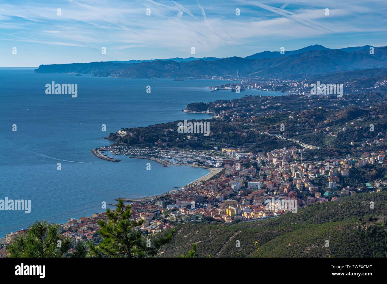 Spaziergang unter der Wintersonne im Beigua Park, mit Blick auf den Golf von Genua bis Capo Noli Stockfoto Spaziergang unter der Wintersonne im Beigua Park, mit Blick auf den Golf von Genua bis Capo Noli Stockfoto