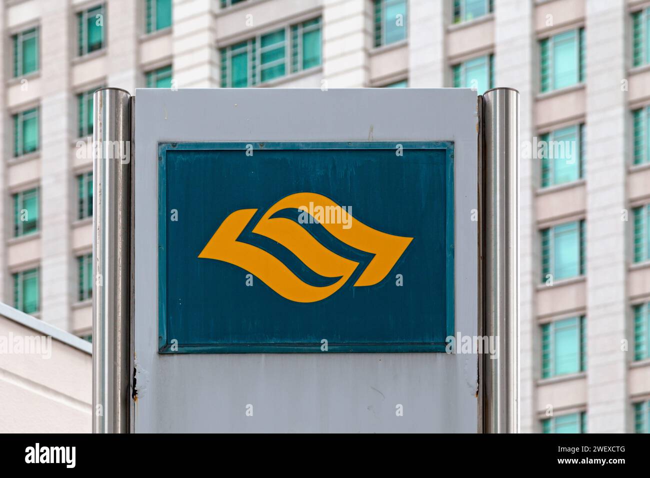 Bugis, Singapur - 03. September 2018: U-Bahn-Schild des Singapore MRT (Mass Rapid Transit) vor dem Bahnhof Bugis. Stockfoto