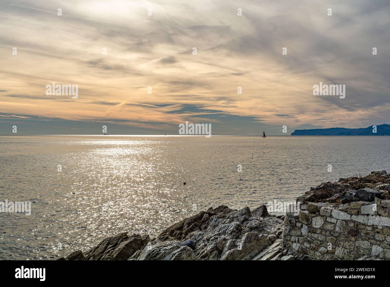 Spaziergang unter der Wintersonne im Beigua Park, mit Blick auf den Golf von Genua bis Capo Noli Stockfoto Spaziergang unter der Wintersonne im Beigua Park, mit Blick auf den Golf von Genua bis Capo Noli Stockfoto
