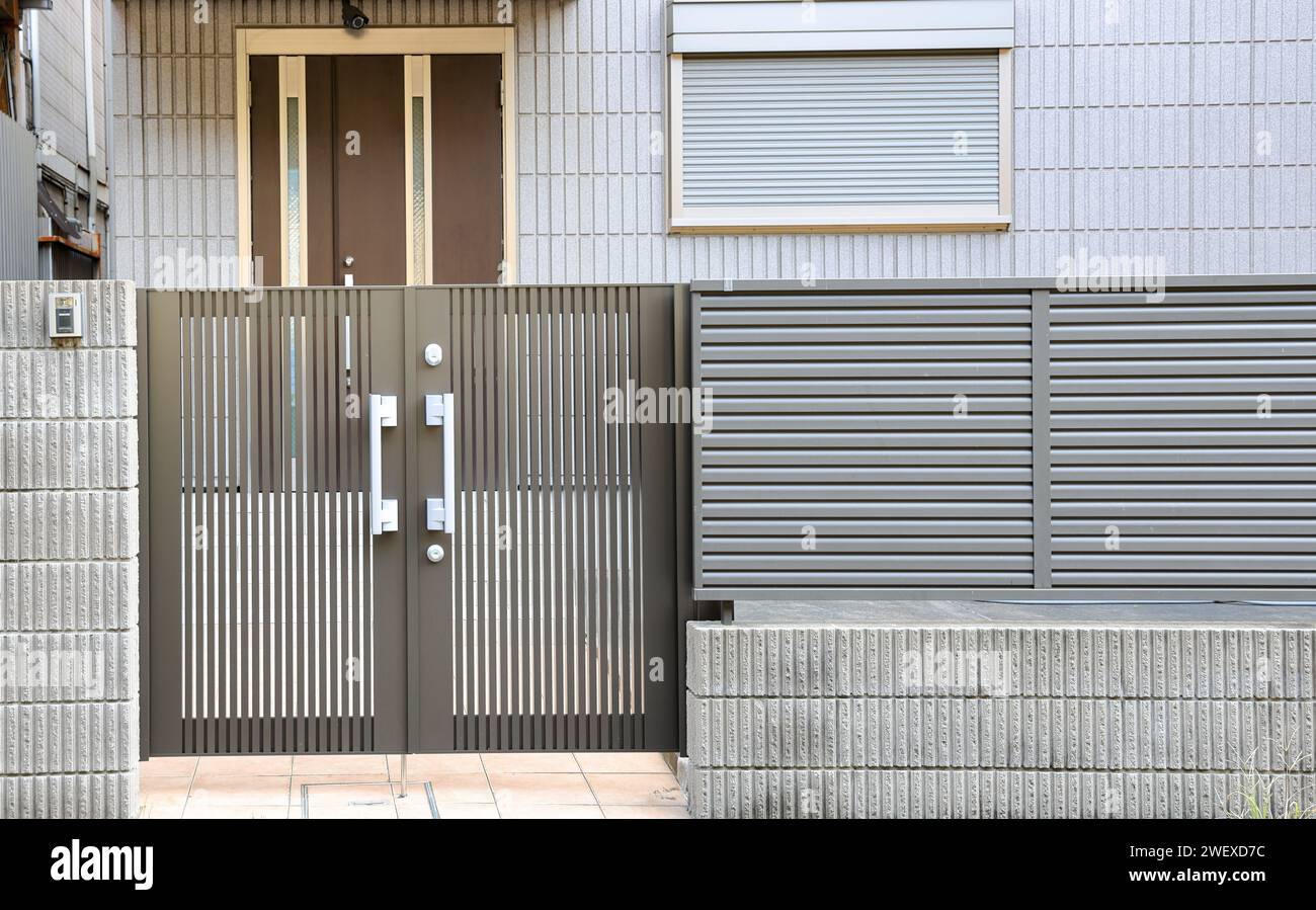 Wand und Tür eines modernen Hauses im japanischen Stil. Stockfoto