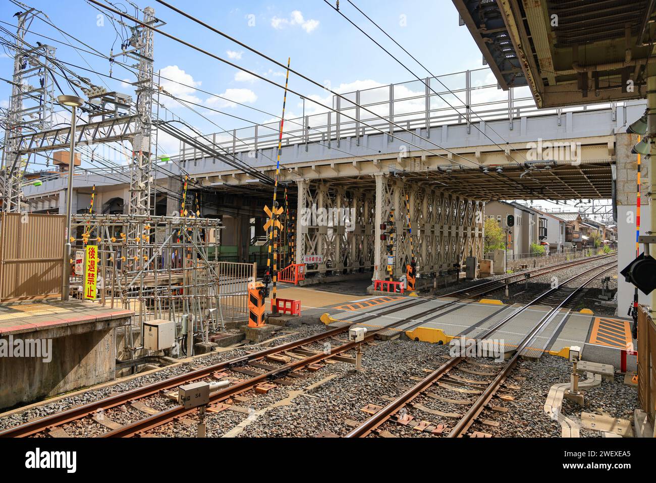 Eisenbrückenbau für den Straßenverkehr bei Bahnübergängen. Stockfoto