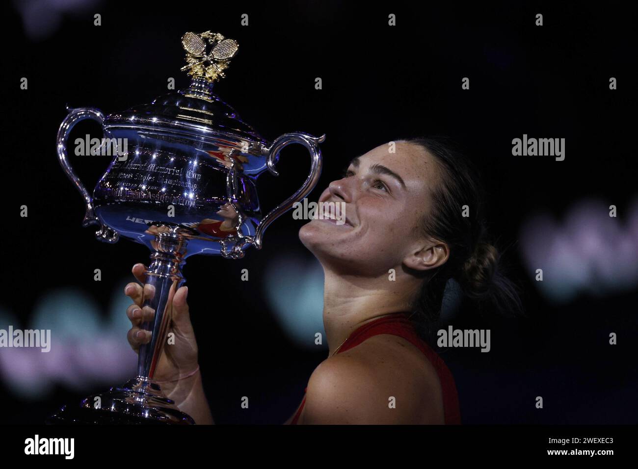 Aryna Sabalenka hebt die Trophäe ab, nachdem sie am 14. Tag der Australian Open 2024 am Melbourne Park am 27. Januar 2024 in Melbourne, Australien das Finale gegen Qinwen Zheng (CHN) gewonnen hatte. Stockfoto