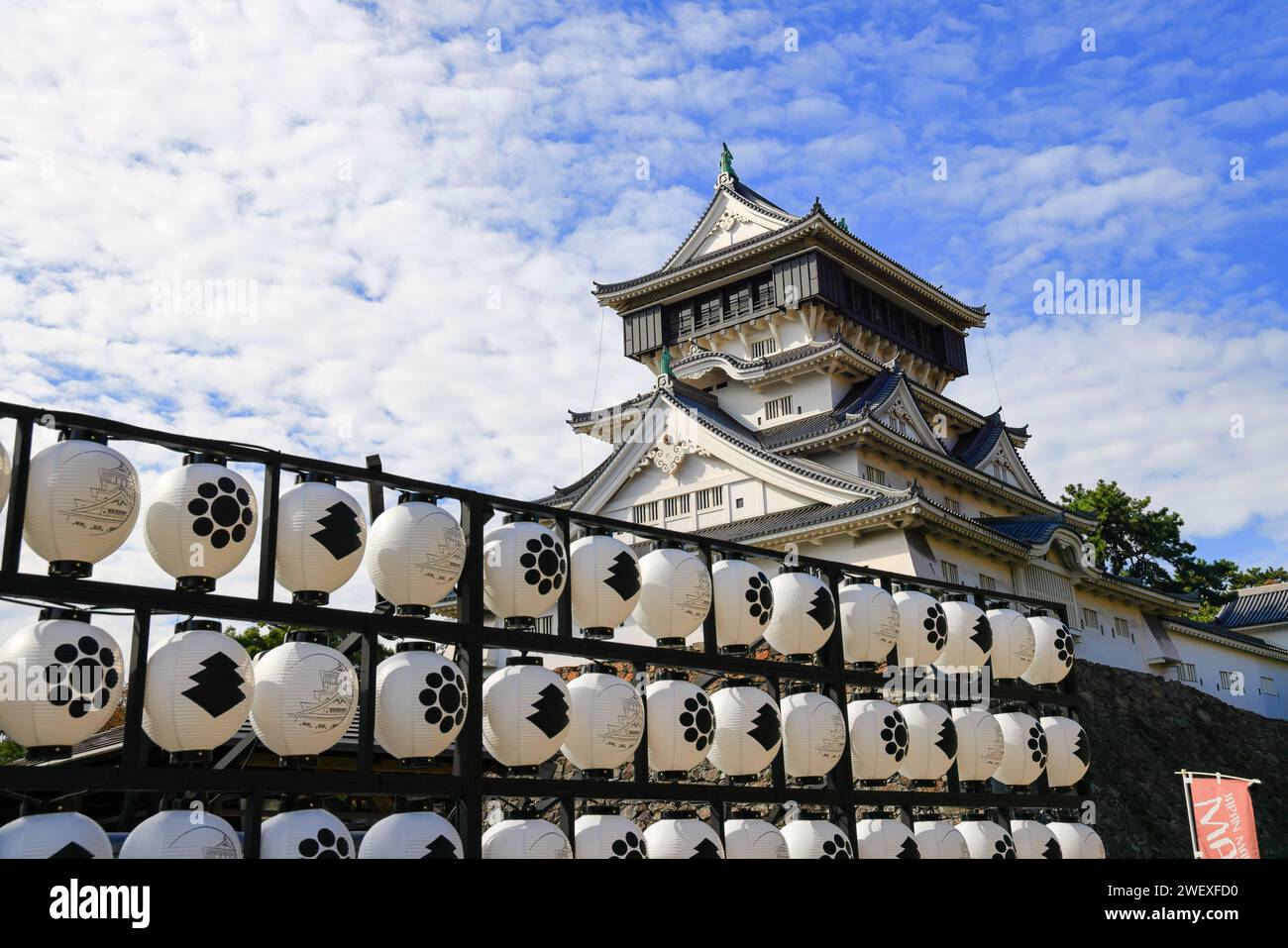 Kokura-Jo oder Kokura Castle, Japanisches Schloss im Katsuyama Public Park Kitakyushu, in der Nähe des Flusses Murasaki in Fukuoka, Japan Stockfoto