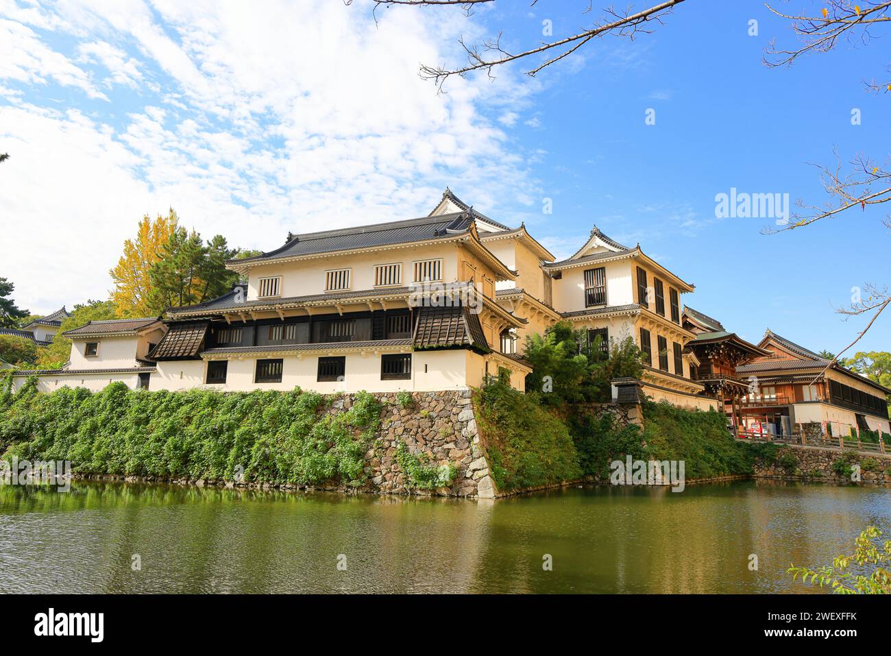 Kokura-Jo oder Kokura Castle, Japanisches Schloss im Katsuyama Public Park Kitakyushu, in der Nähe des Flusses Murasaki in Fukuoka, Japan Stockfoto