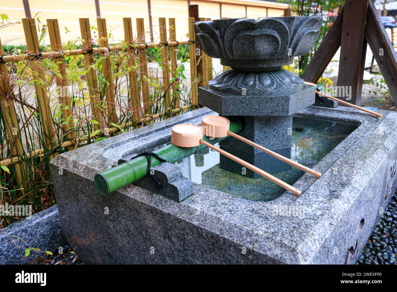 Japanische Metalllöffel bereiten sich auf Menschen vor, die den Schrein besuchen, um Mund, Hand und Gesicht sauber zu machen. Stockfoto