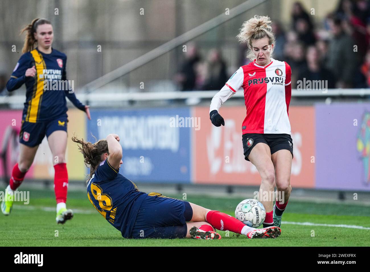 Rotterdam, Niederlande. Januar 2024. Rotterdam - Sophie te Brake vom FC Twente Vrouwen, Maxime Bennink von Feyenoord V1 während des Spiels zwischen Feyenoord V1 und FC Twente V1 bei Nieuw Varkenoord am 27. Januar 2024 in Rotterdam, Niederlande. Credit: Box to Box Pictures/Alamy Live News Stockfoto