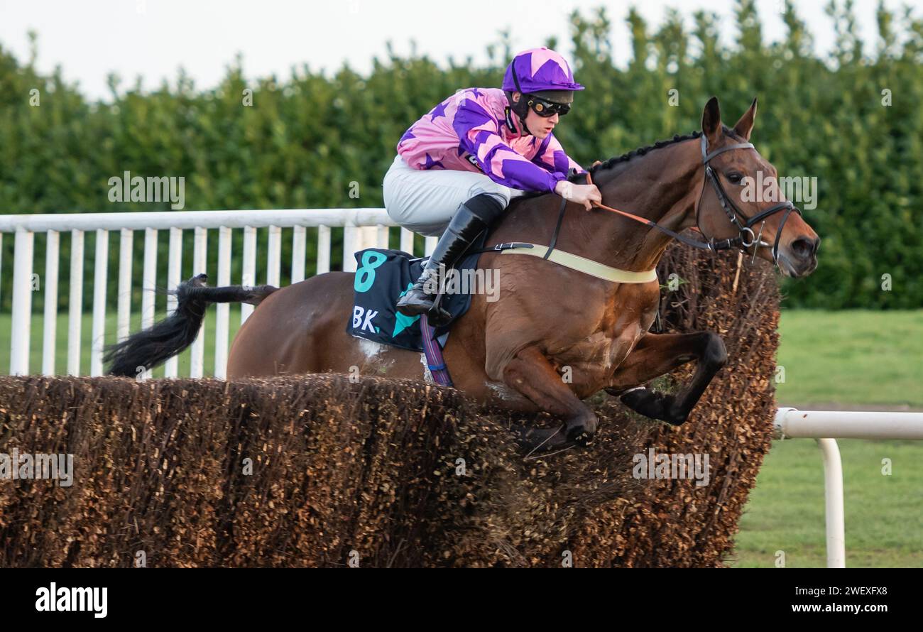 Doncaster Racecourse, Doncaster, Vereinigtes Königreich, Samstag, 27. Januar 2024; Invictus und Jockey Freddie Gordon gewinnen die Verlängerung der SBK Great Yorkshire Handicap Chase 2024 für Trainer Chris Gordon und Eigentümer Thomas Michael Smith. Credit JTW equine Images / Alamy Live News Stockfoto