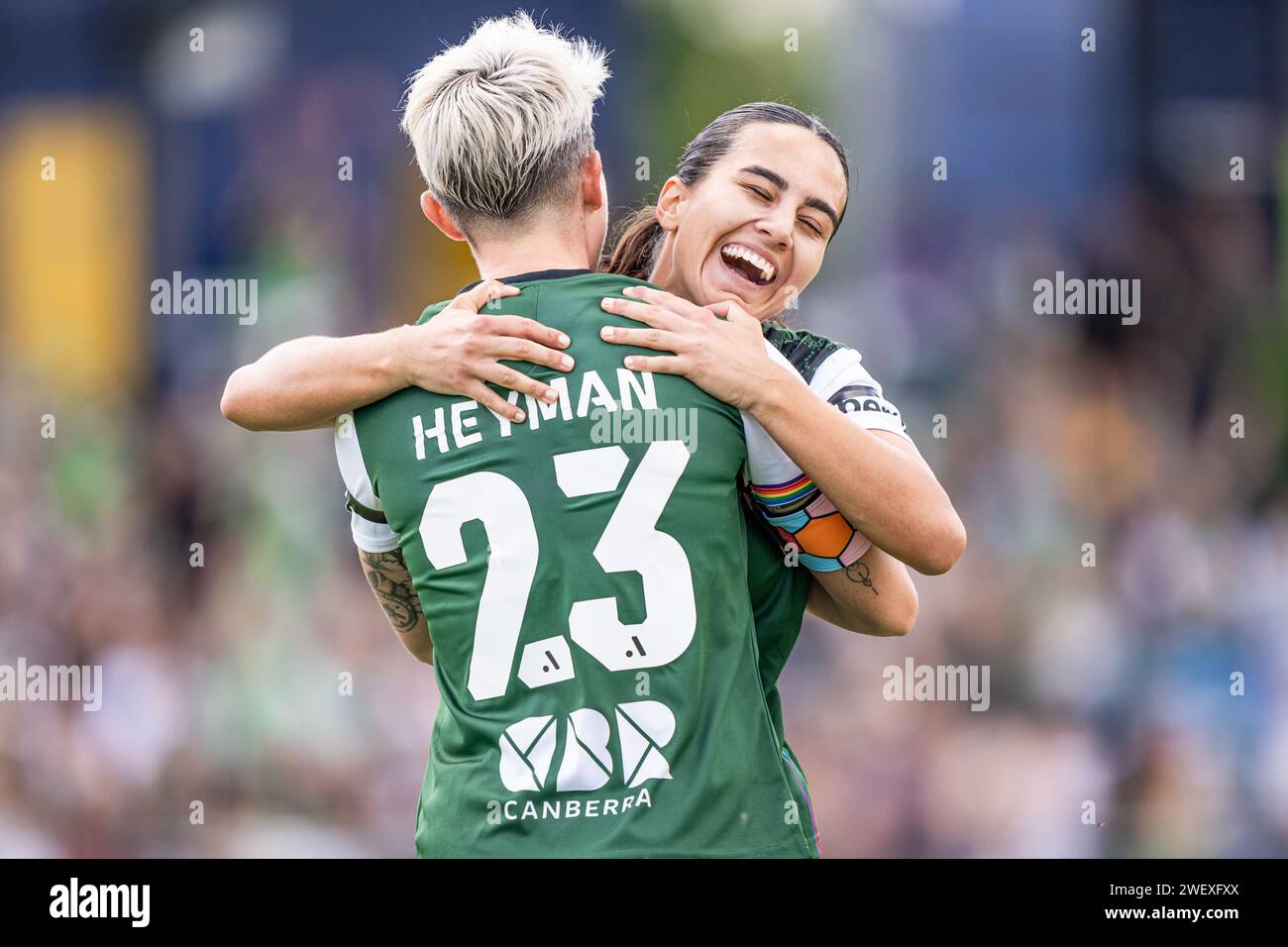 Michelle Heyman und Vesna Milivojevic von Canberra United feiern während ihrer Liberty A-League Women Saison 2023/24 ein Tor Stockfoto