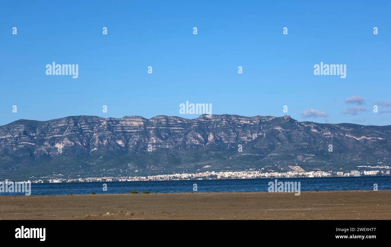 Blick auf die Stadt La Ràpita und die Serra de Montsià Berge vom Ebro Delta, Tarragona, Katalonien, Spanien, Europa Stockfoto