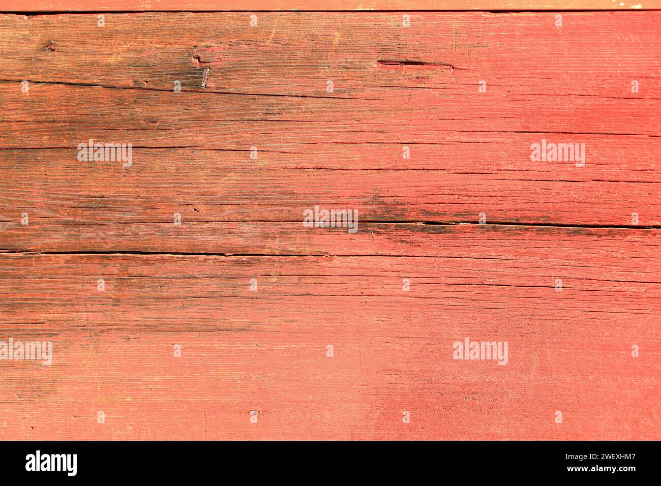 Alte Holzplanken Textur mit rotem Hintergrund. Verschließen Sie Holz mit Lackoberfläche. Holzboden- oder Wanddetails. Stockfoto