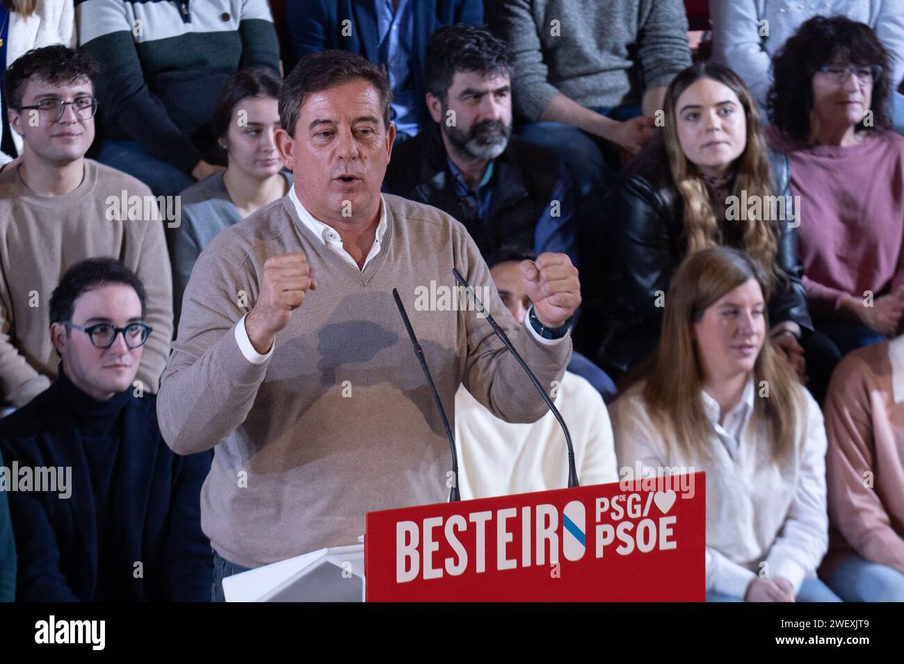 27. Januar 2024: Jose Ramon Gomez Besteiro, Kandidat für die Präsidentschaft der Xunta de Galicien (galicische Regionalregierung) für die galicische Sozialistische Partei (PSdeG, für ihr Akronym auf Spanisch), während einer Kundgebung an der Veterinärmedizinischen Fakultät der Universität Santiago de Compostela (USC) in Lugo. (Kreditbild: © Cristian Leyva/ZUMA Press Wire) NUR REDAKTIONELLE VERWENDUNG! Nicht für kommerzielle ZWECKE! Quelle: ZUMA Press, Inc./Alamy Live News Stockfoto