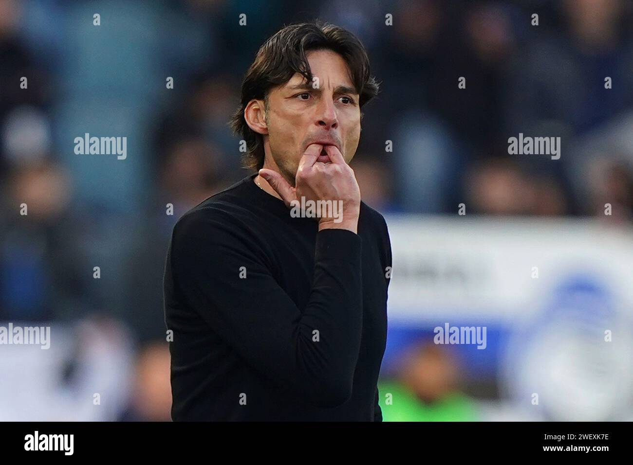 Udinese's manager Gabriele Cioffi gestures, during an Italian Serie A soccer match between Atalanta and Udinese Calcio at Gewiss Stadium in Bergamo, Italy, Saturday, Jan 27, 2024. (Spada/LaPresse via AP) Stockfoto
