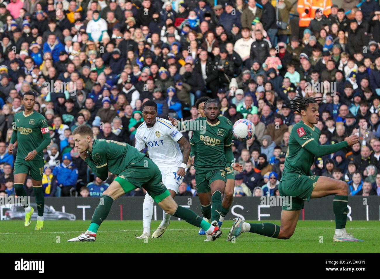 Jaidon Anthony von Leeds United schießt in 1-0 der ersten Hälfte des Emirates FA Cup Fourth Round Matches Leeds United gegen Plymouth Argyle in Elland Road, Leeds, Großbritannien, 27. Januar 2024 (Foto: James Heaton/News Images) Stockfoto