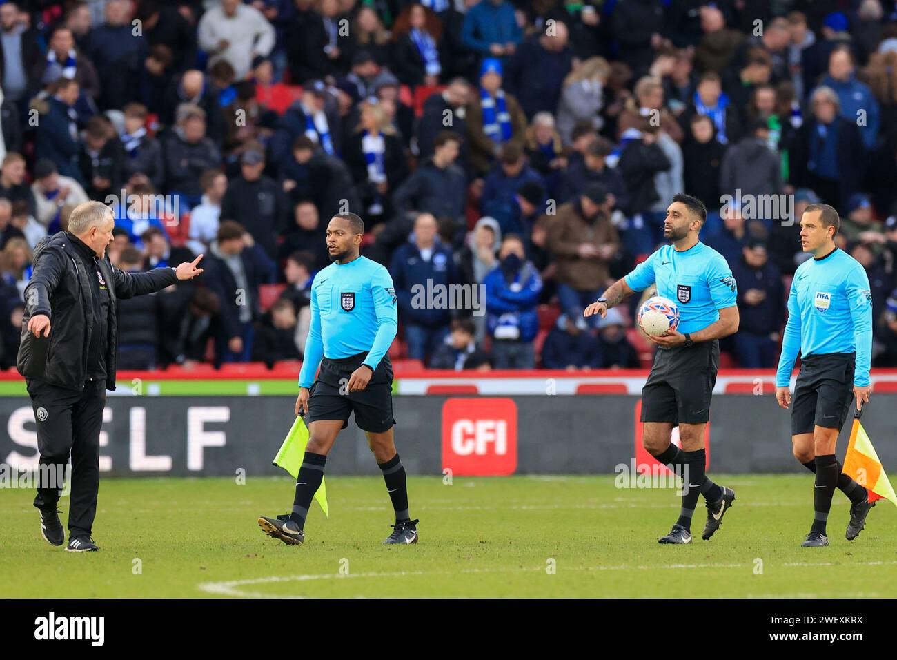 Chris Wilder, der Manager von Sheffield United, zeigt seine Frustration mit dem Schiedsrichter Sunny Singh Gill am Ende der ersten Halbzeit beim Match der Vierten Runde des Emirates FA Cup Sheffield United gegen Brighton und Hove Albion in der Bramall Lane, Sheffield, Großbritannien, 27. Januar 2024 (Foto: Conor Molloy/News Images) Stockfoto