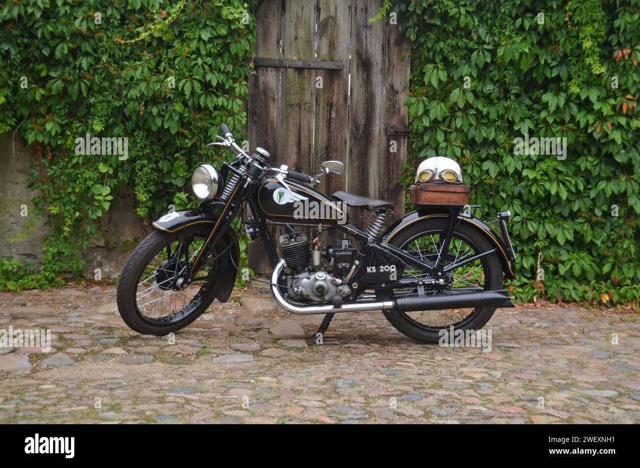 15.08.2015 Motorrad DKW KS 200 Deutschland/Sachsen Anhalt/Altmark/Altmarkkreis Salzwedel/Audorf/Motorrad DKW KS 200/Baujahr 1939/7 PS/ 200ccm/ Einzylinder Zweitaktmotor/ Höchstgeschwindigkeit 80 km/h Leergewicht 110 kg/ 3fach Tankschaltung/ 3fach Handschaltung/ Hersteller Auto Union Chemnitz/ restauriert/ Koffer und Helm auf dem Gepäckträger *** 15 08 2015 Motorrad DKW KS 200 Deutschland Sachsen Anhalt Altmark Altmarkkreis Salzwedel Audorf Motorrad DKW KS 200 Baujahr 1939 7 ps 200 ccm Einzylinder-Zweitaktmotor Höchstgeschwindigkeit 80 km h Bordstein Gewicht 110 kg 3-Gang-Tankschaltung 3-Gang-Handschaltgetriebe Stockfoto