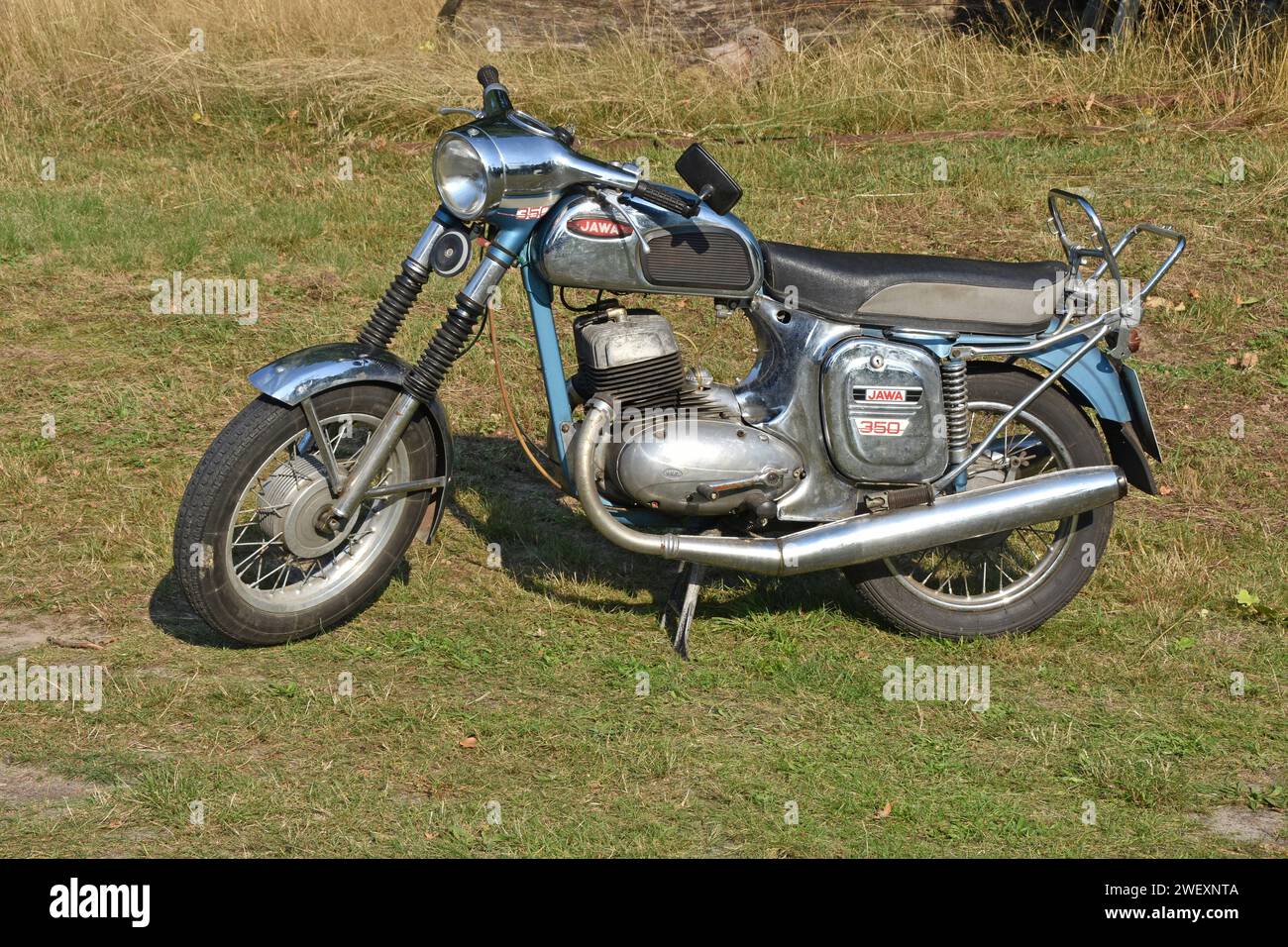 26.09.2021 Jawa 350 Deutschland/Sachsen Anhalt/Altmark/Altmarkkreis Salzwedel/Stadt Klötze/Ortsteil Immekath/Jawa 350/Baujahr 1960 PS/4 Gänge/ 2 Taktmotor/ komplett restauriert/ Tank und Zylinderköpfe von Jawa Californian/ Farbe hellblau *** 26 09 2021 Jawa 350 Deutschland Sachsen Anhalt Altmark Altmarkkreis Salzwedel Stadt Klötze Bezirk Immekath Jawa 350 Baujahr 1960 17 ps 4-Gang Zweitaktmotor vollständig restaurierte Tank- und Zylinderköpfe von Jawa Californian in hellblauer Farbe Stockfoto