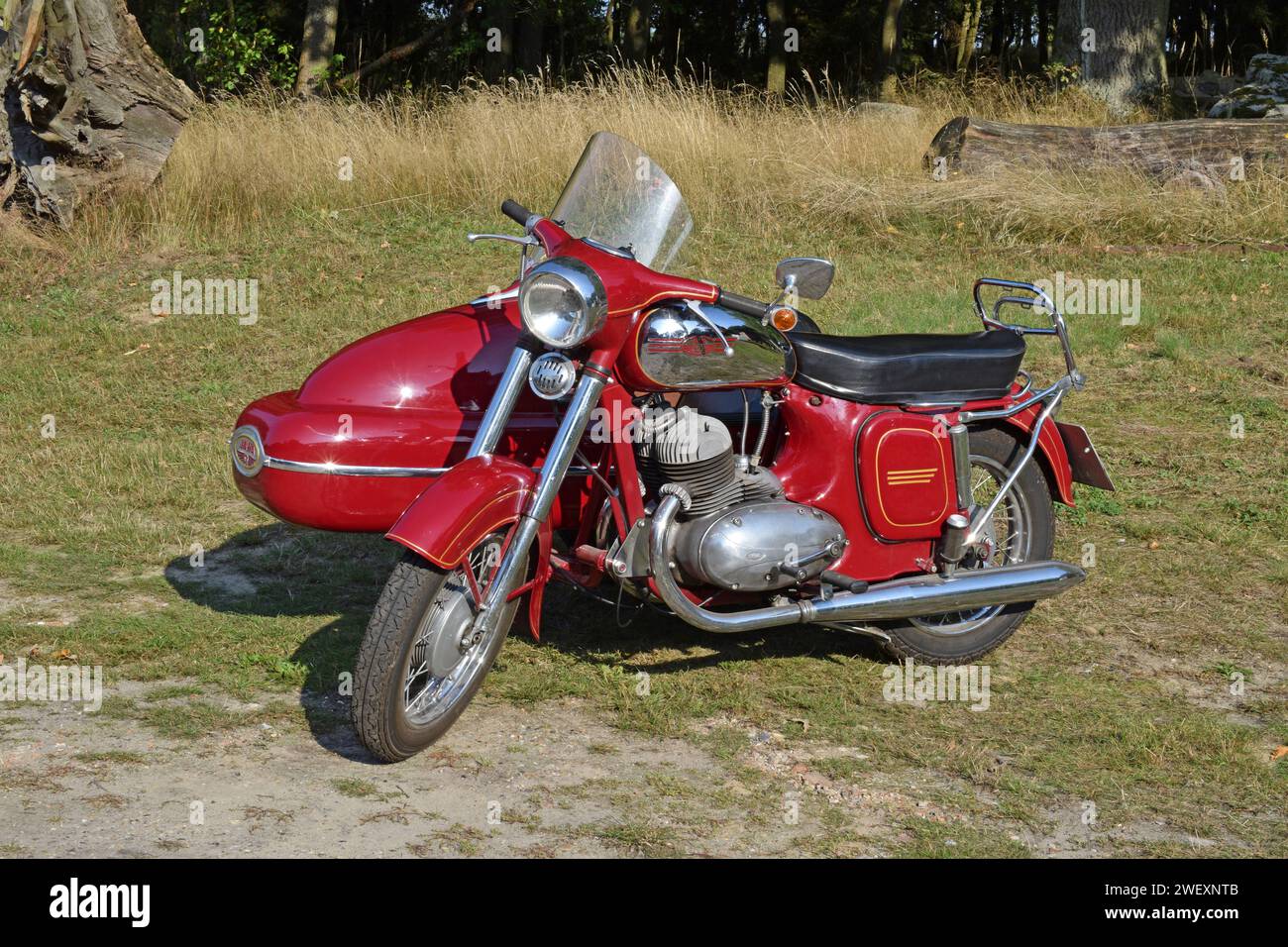 26.09.2021 Jawa 350 mit Beiwagen Deutschland/Sachsen Anhalt/Altmark/Altmarkkreis Salzwedel/Stadt Klötze/Ortsteil Immekath/Jawa 350 mit Beiwagen/Baujahr 1957 PS/4 Gänge/2 Taktmotor/komplett restauriert *** 26 09 2021 Jawa 350 mit Beiwagen Deutschland Sachsen Anhalt Altmark Altmarkkreis Salzwedel Stadt Klötze Ortsteil Immekath Jawa 350 mit Beiwagen Baujahr 1957 17 ps 4-Gang Zweitaktmotor vollständig restauriert Stockfoto