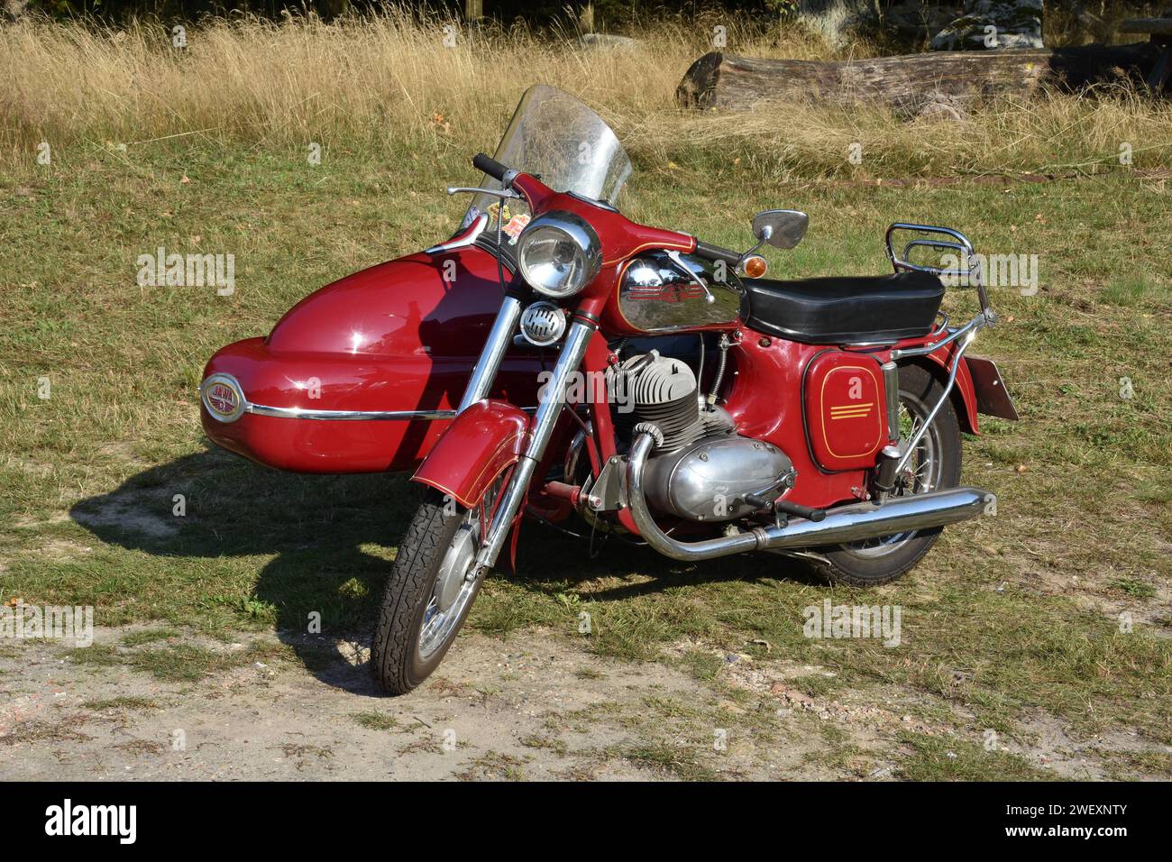26.09.2021 Jawa 350 mit Beiwagen Deutschland/Sachsen Anhalt/Altmark/Altmarkkreis Salzwedel/Stadt Klötze/Ortsteil Immekath/Jawa 350 mit Beiwagen/Baujahr 1957 PS/4 Gänge/2 Taktmotor/komplett restauriert *** 26 09 2021 Jawa 350 mit Beiwagen Deutschland Sachsen Anhalt Altmark Altmarkkreis Salzwedel Stadt Klötze Ortsteil Immekath Jawa 350 mit Beiwagen Baujahr 1957 17 ps 4-Gang Zweitaktmotor vollständig restauriert Stockfoto