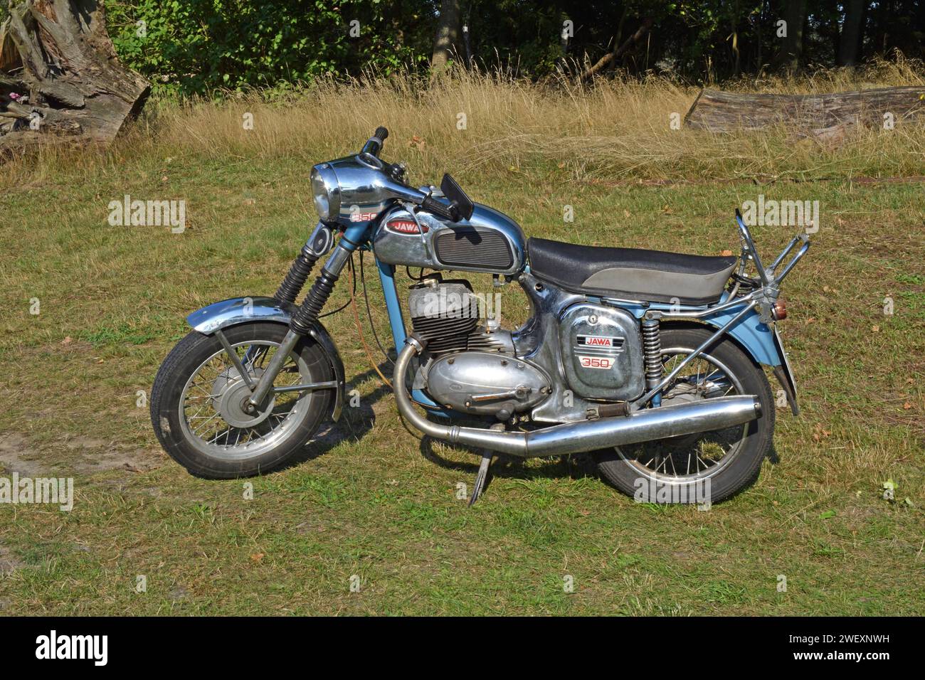 26.09.2021 Jawa 350 Deutschland/Sachsen Anhalt/Altmark/Altmarkkreis Salzwedel/Stadt Klötze/Ortsteil Immekath/Jawa 350/Baujahr 1960 PS/4 Gänge/ 2 Taktmotor/ komplett restauriert/ Tank und Zylinderköpfe von Jawa Californian/ Farbe hellblau *** 26 09 2021 Jawa 350 Deutschland Sachsen Anhalt Altmark Altmarkkreis Salzwedel Stadt Klötze Bezirk Immekath Jawa 350 Baujahr 1960 17 ps 4-Gang Zweitaktmotor vollständig restaurierte Tank- und Zylinderköpfe von Jawa Californian in hellblauer Farbe Stockfoto