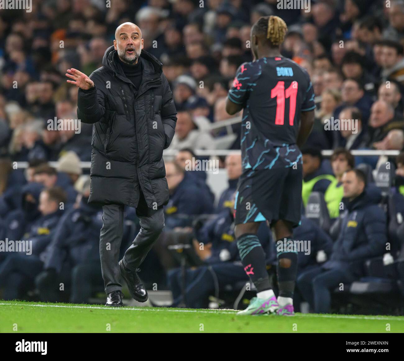 London, Großbritannien. Januar 2024. 26. Januar 2024 - Tottenham Hotspur gegen Manchester City - Premier League - Tottenham Hotspur Stadium. Manchester City Manager PEP Guardiola und Jeremy Doku. Bildnachweis: Mark Pain/Alamy Live News Stockfoto