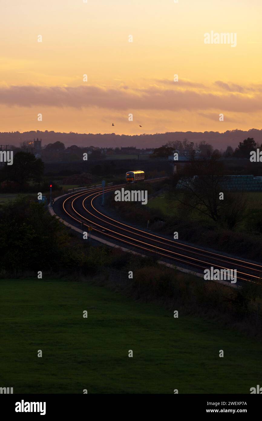 Chiltern Railways Class 165 Turbo Train 165038, vorbei an Charlton-on-Otmoor auf der Bicester-Verbindung, Teil der Varsity-Eisenbahnstrecke bei Sonnenuntergang Stockfoto