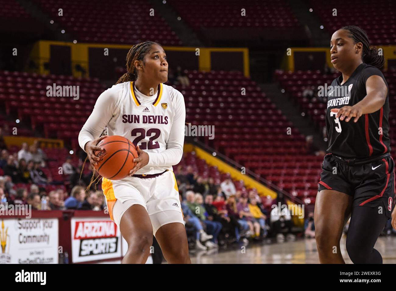 Arizona State Sun Devils Forward Journey Thompson (22) fährt in der ersten Hälfte des NCAA-Basketballspiels gegen Stanford Cardina in Richtung Korb Stockfoto