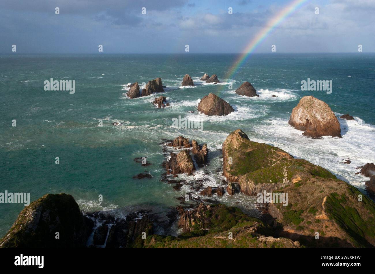 Rainbow über Nugget Point auf der Südinsel Neuseelands Stockfoto
