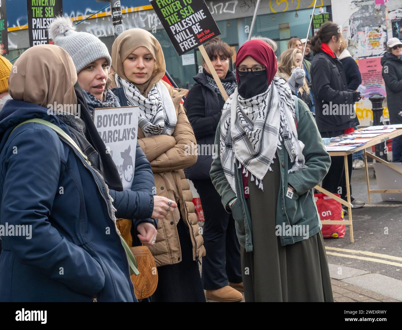 London, Großbritannien. Januar 2024. Ein Protest an Barclays Peckham-Filiale an einem Tag, an dem in vielen Filialen des Landes die Bank aufforderte, die israelischen Angriffe auf Palästinenser nicht mehr zu finanzieren und Kunden aufzurufen, die Bank zu boykottieren. Barclays investiert in die Waffenunternehmen BAE Systems, Boeing, Elbit Systems, Raytheon und Caterpiller, deren Planierraupen zur Zerstörung palästinensischer Häuser, Schulen und ziviler Infrastruktur eingesetzt werden. Peter Marshall/Alamy Live News Stockfoto