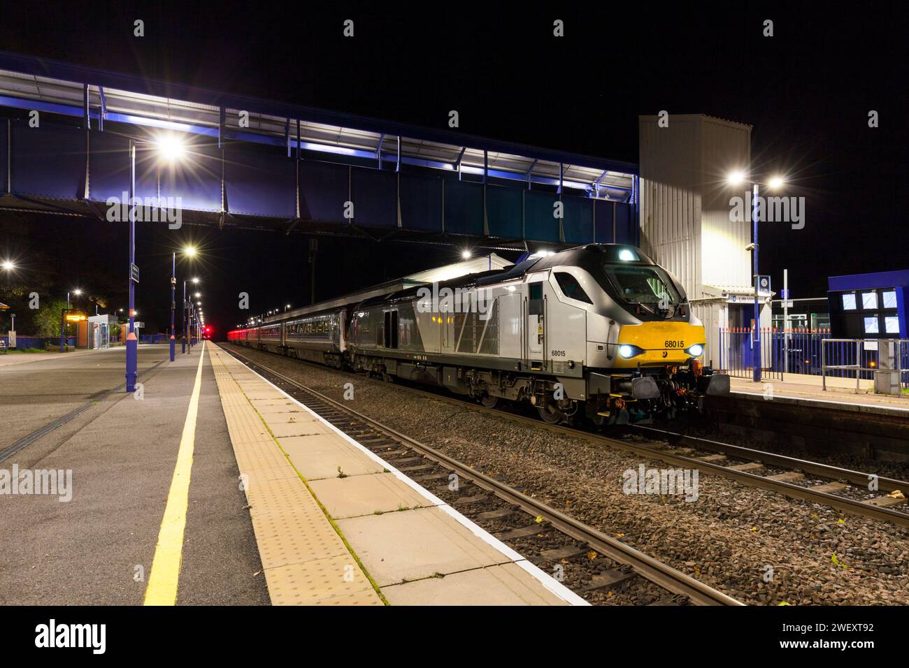 Chiltern Railways Baureihe 68 Lokomotive 68015 am Bahnhof Bicester North mit einem Schnellzug der Chiltern Railways bei Nacht Stockfoto