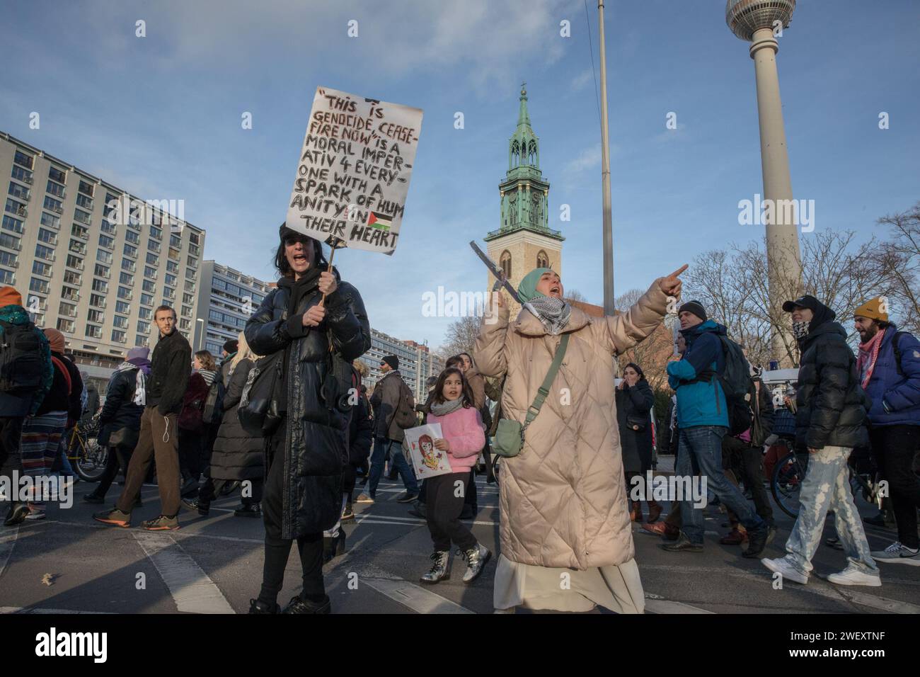 Berlin, Deutschland. Januar 2024. Am 27. Januar 2024 erlebte Berlin eine Konvergenz bedeutender Ereignisse: Die Begehung des Internationalen Holocaust-Gedenktages und parallele Proteste pro-israelischer und pro-palästinensischer Gruppen in der Nähe des Neptunbrunnen. Dieses Datum, das an die Befreiung des Konzentrationslagers Auschwitz im Jahr 1945 erinnert, hat angesichts des anhaltenden Krieges zwischen Israel und der Hamas eine ergreifende Resonanz angenommen. Quelle: ZUMA Press, Inc./Alamy Live News Stockfoto