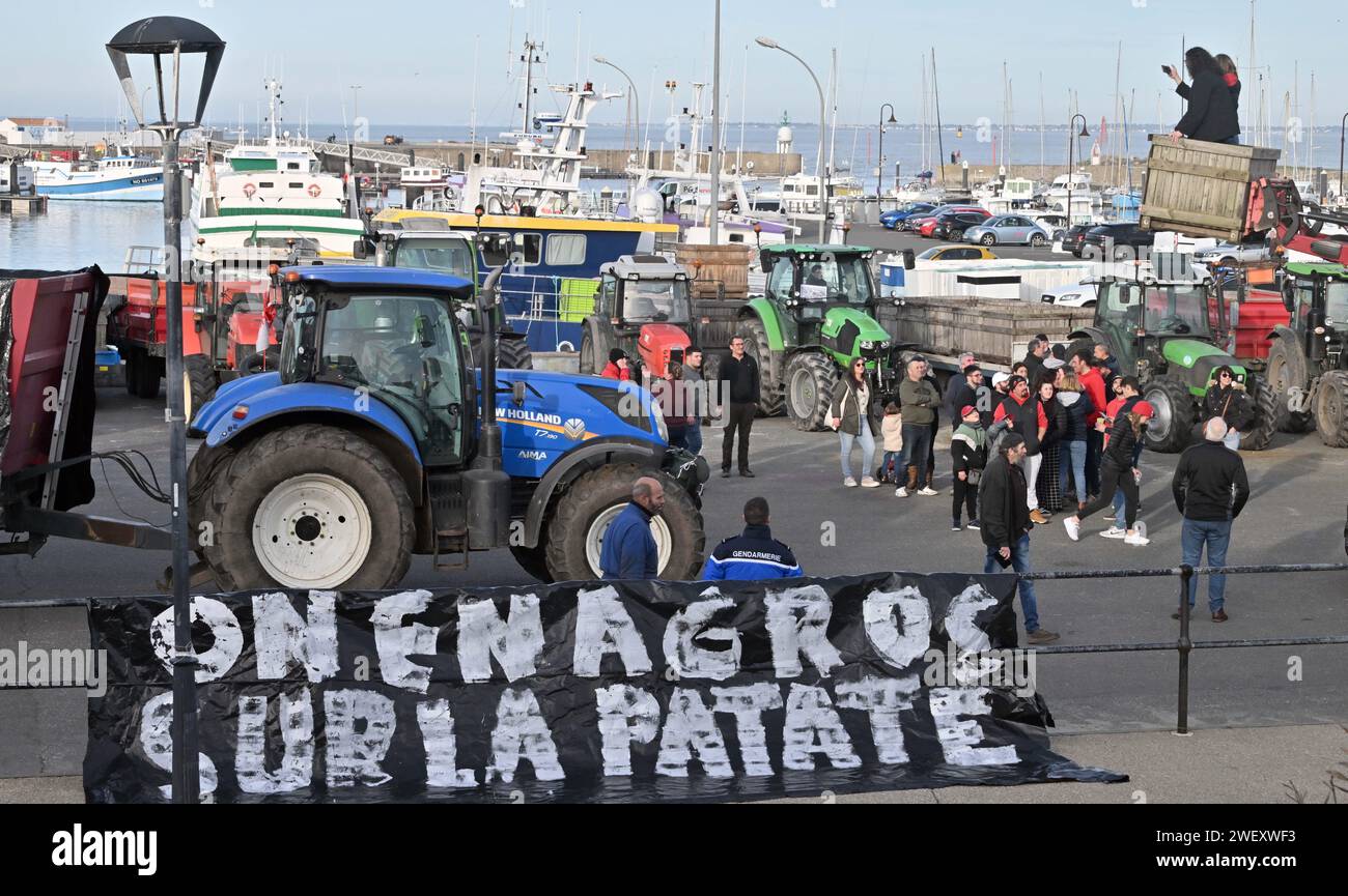 Noirmoutier, Frankreich. Januar 2024. © PHOTOPQR/OUEST FRANCE/Jerome Fouquet ; NOIRMOUTIER ; 27/01/2024 ; Vendée. prés du pont de Noirmoutier, les agriculteurs se sont dirigés vers le Port de l'Herbaudière pour soutenir les marins pecheurs. Foto: Jérôme Fouquet/Ouest-France. Noirmoutier, Frankreich, 27. januar 2024 nach einer Blockade in der Nähe der Noirmoutier-Brücke unterstützen die Bauern im Hafen von l’Herbaudière die Fischer Credit: MAXPPP/Alamy Live News Stockfoto