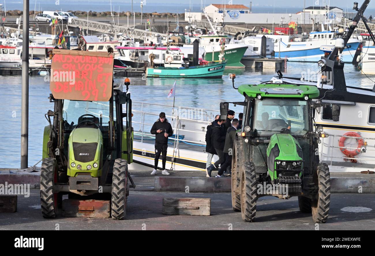 Noirmoutier, Frankreich. Januar 2024. © PHOTOPQR/OUEST FRANCE/Jerome Fouquet ; NOIRMOUTIER ; 27/01/2024 ; Vendée. prés du pont de Noirmoutier, les agriculteurs se sont dirigés vers le Port de l'Herbaudière pour soutenir les marins pecheurs. Foto: Jérôme Fouquet/Ouest-France. Noirmoutier, Frankreich, 27. januar 2024 nach einer Blockade in der Nähe der Noirmoutier-Brücke unterstützen die Bauern im Hafen von l’Herbaudière die Fischer Credit: MAXPPP/Alamy Live News Stockfoto