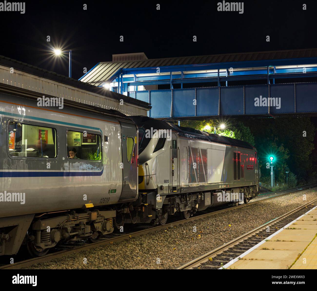 Chiltern Railways Baureihe 68 Lokomotive 68013 am Bahnhof Bicester North mit einem Schnellzug der Chiltern Railways bei Nacht Stockfoto