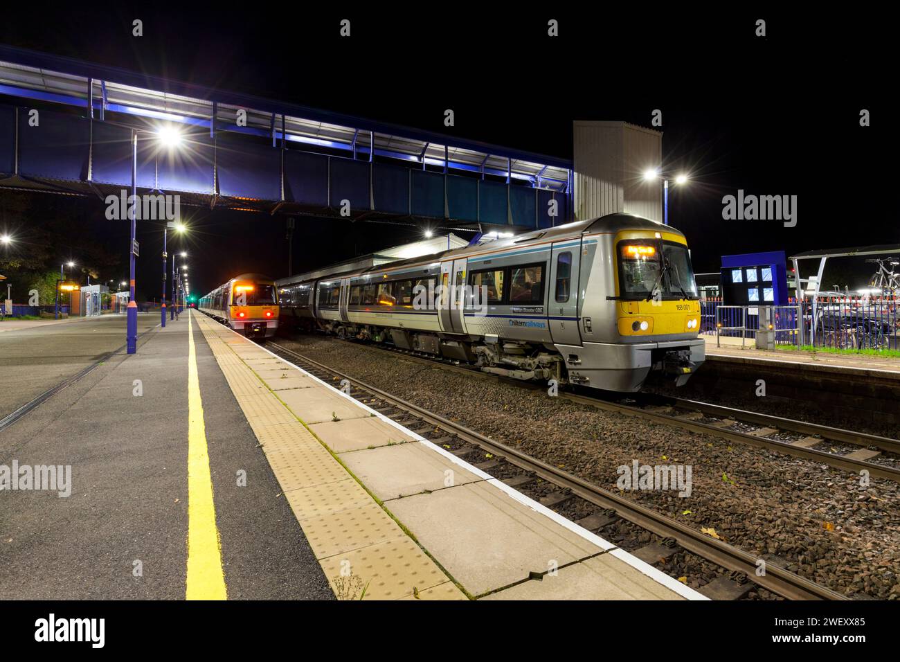 Chiltern Railways Class 168 Clubman trainiert 168001 Adrian Shooter CBE & 168002 am Bahnhof Bicester North bei Nacht Stockfoto