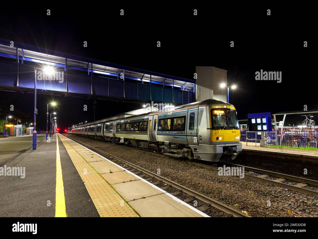 Chiltern Railways Class 168 Clubman trainiert 168001 Adrian Shooter CBE am Bahnhof Bicester North bei Nacht Stockfoto