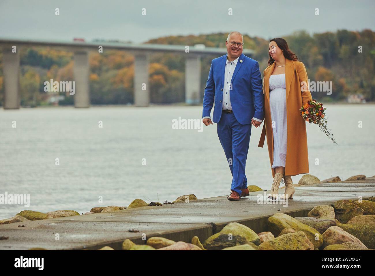 Vejle, Dänemark, 26. Oktober 2023: Verliebtes Paar geht auf der Brücke Stockfoto