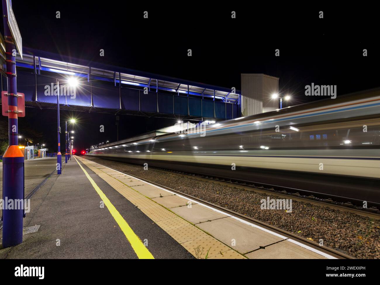 Chiltern Railways Class 168 Clubman Trains 168001 Adrian Shooter CBE mit Abfahrt vom Bahnhof Bicester North bei Nacht Stockfoto