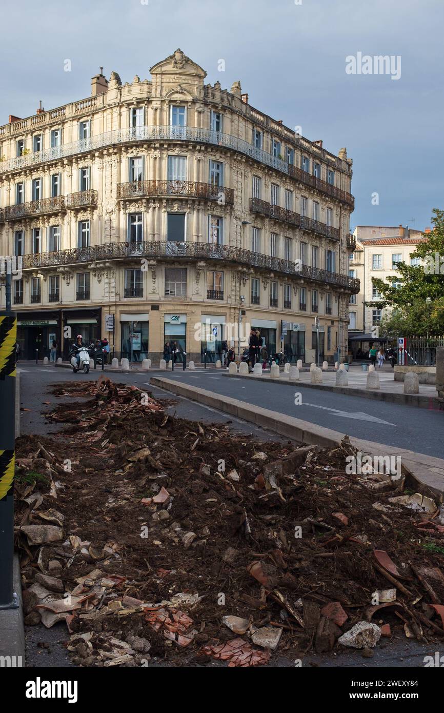Montpellier, Frankreich, 2024. Die Straßen um den Place des Martyrs sind immer noch unpassierbar, nachdem die Bauern, die gegen ungerechtfertigte Einkommen protestierten, sie früher blockiert haben Stockfoto