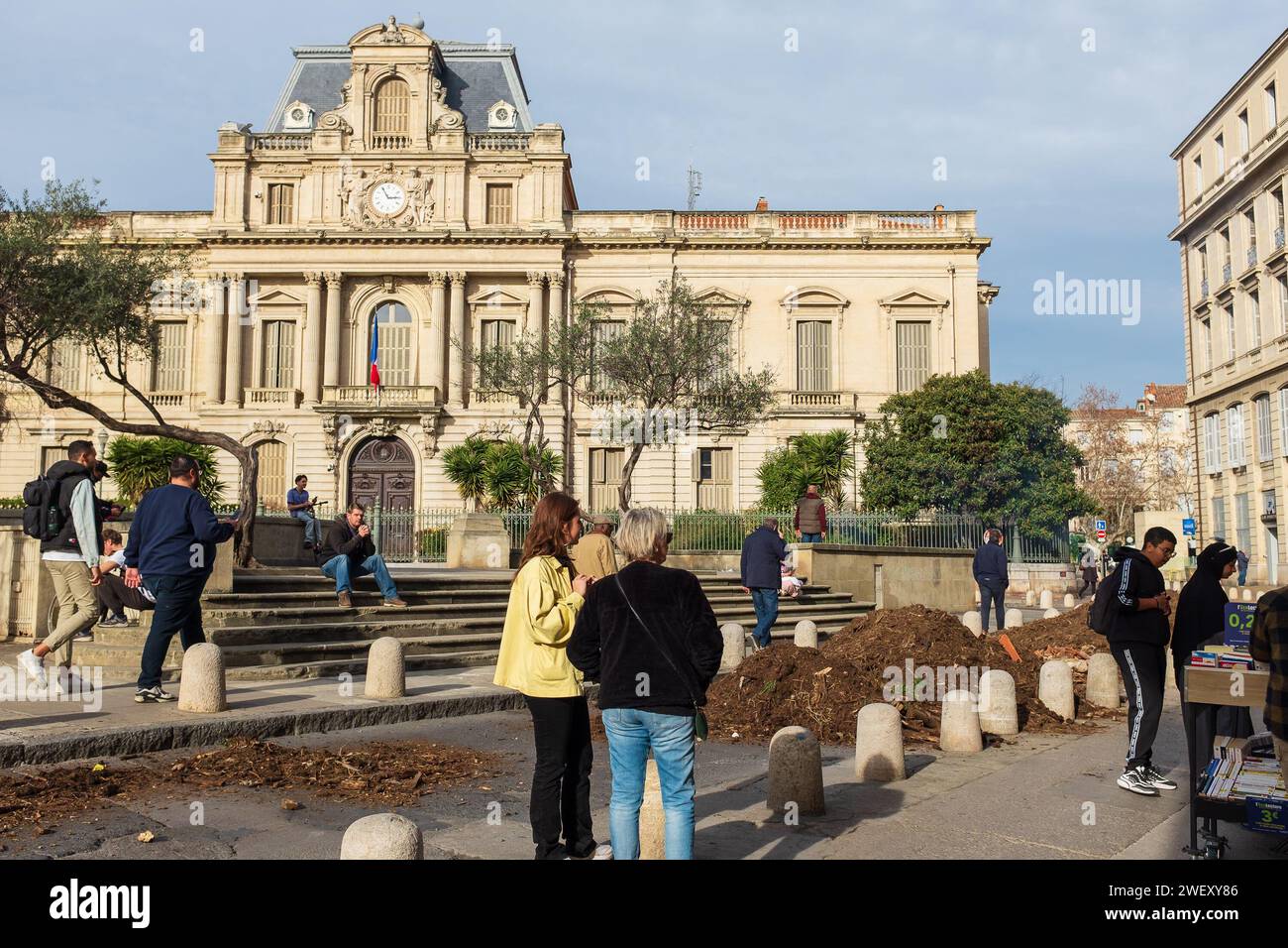 Montpellier, Frankreich, 2024. Place des Martyrs, vor der Präfektur, blicken die Menschen auf die Straße, die von Bauern blockiert wird, die gegen ungerechtfertigtes Einkommen protestieren Stockfoto