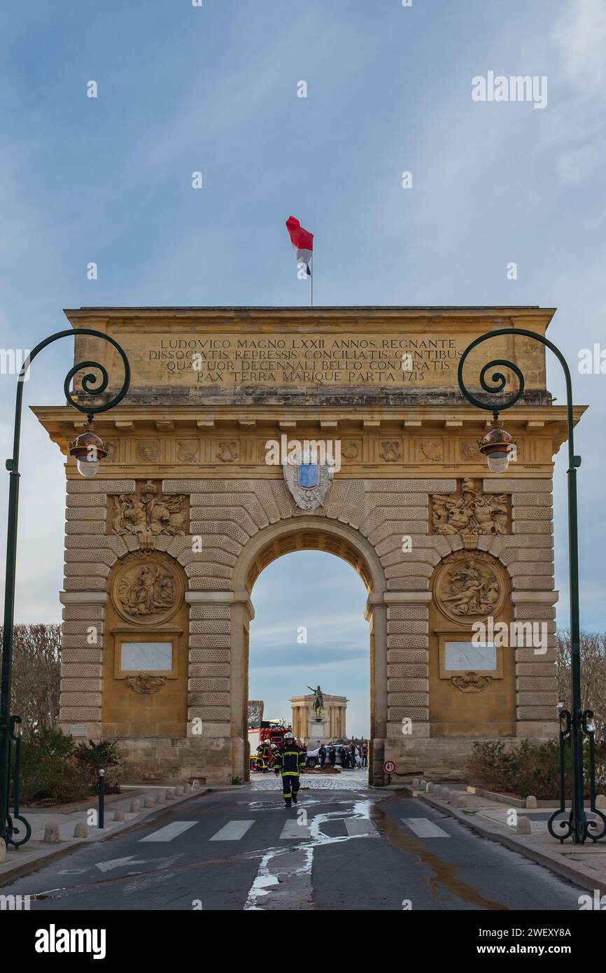 Montpellier, Frankreich, 2024. Ein Feuerwehrmann geht die Rue Foch hinunter, nachdem er die von den Bauern angezündeten Feuer vor dem Triumphbogen gelöscht hat (vertikal) Stockfoto