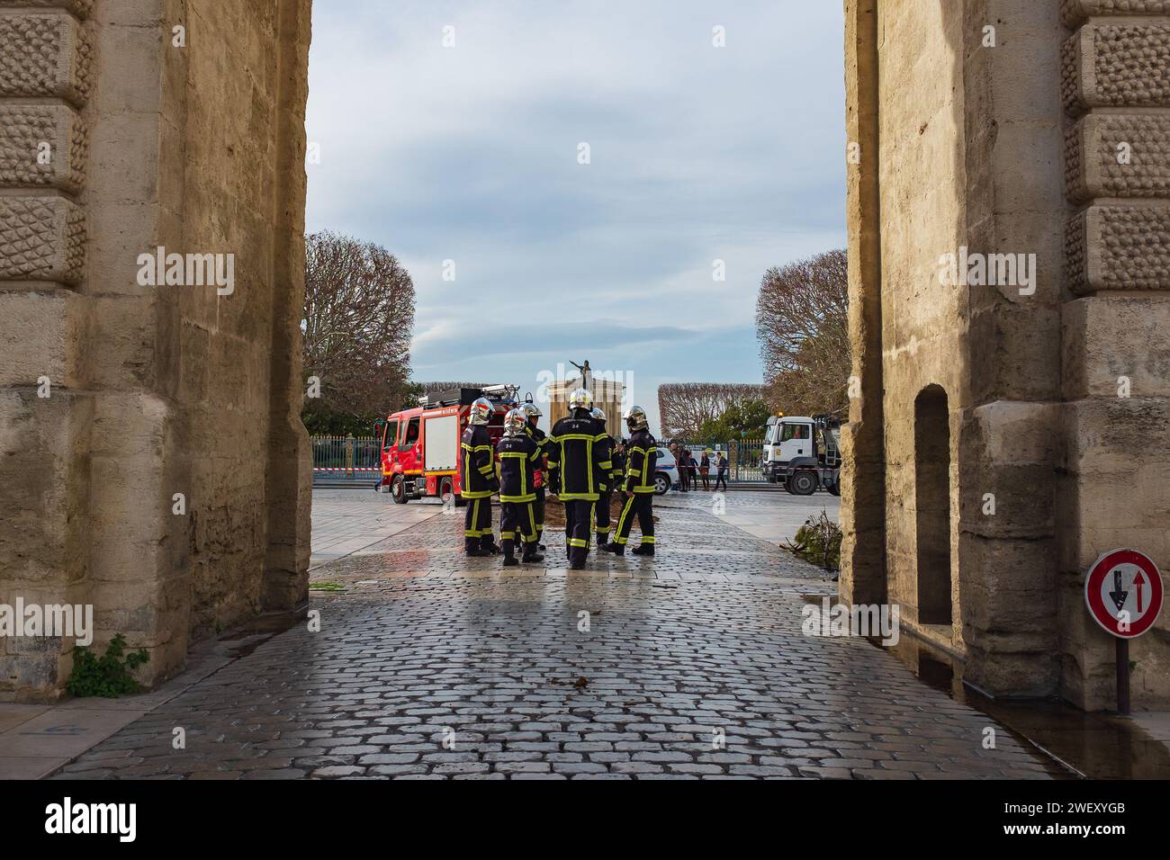 Montpellier, Frankreich, 2024. Die Feuerwehrleute der Stadt trafen sich zusammen, um die Situation zu beurteilen, nachdem sie vor dem Triumphbogen Feuer gelöscht hatten Stockfoto