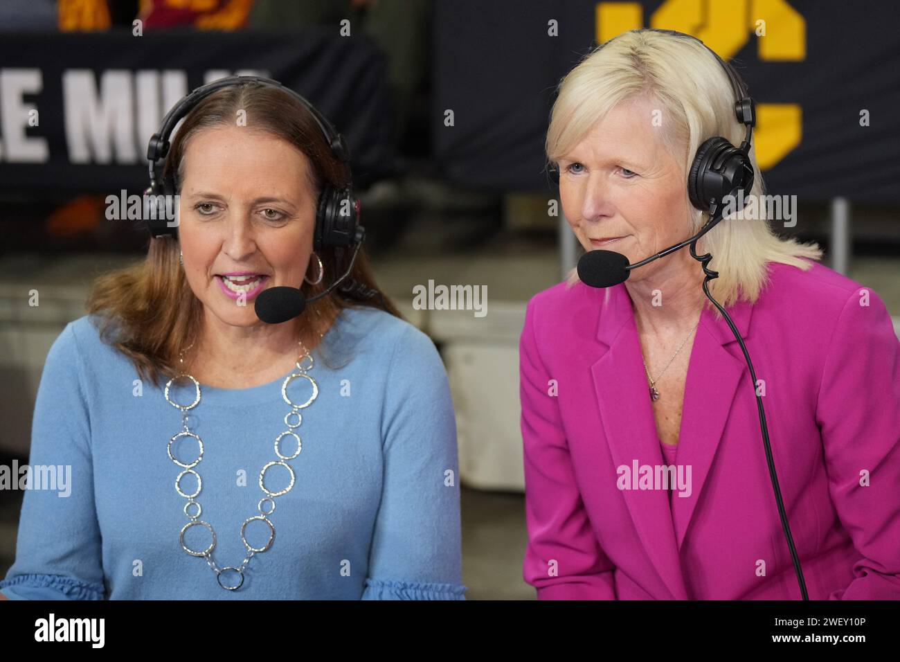 Die PAC-12 Networks-Sender Tammy Blackburn (links) und Tracy Warren während eines NCAA College Frauen Basketballspiels zwischen den Southern California Trojans und den Washington State Cougars am Freitag, 26. Januar 2024, in Los Angeles. USC besiegte WSU 70:62. Stockfoto