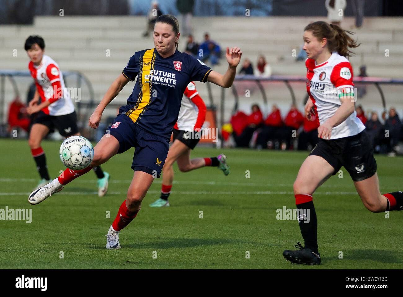 Rotterdam, Niederlande. Januar 2024. ROTTERDAM, NIEDERLANDE - 27. JANUAR: Sophie te Brake vom FC Twente schießt den Ball während des Azerion Vrouwen Eredivisie-Spiels zwischen Feyenoord und FC Twente am 27. Januar 2024 im Sportkomplex Varkenoord in Rotterdam, Niederlande (Foto: Hans van der Valk/Orange Pictures) Credit: dpa/Alamy Live News Stockfoto