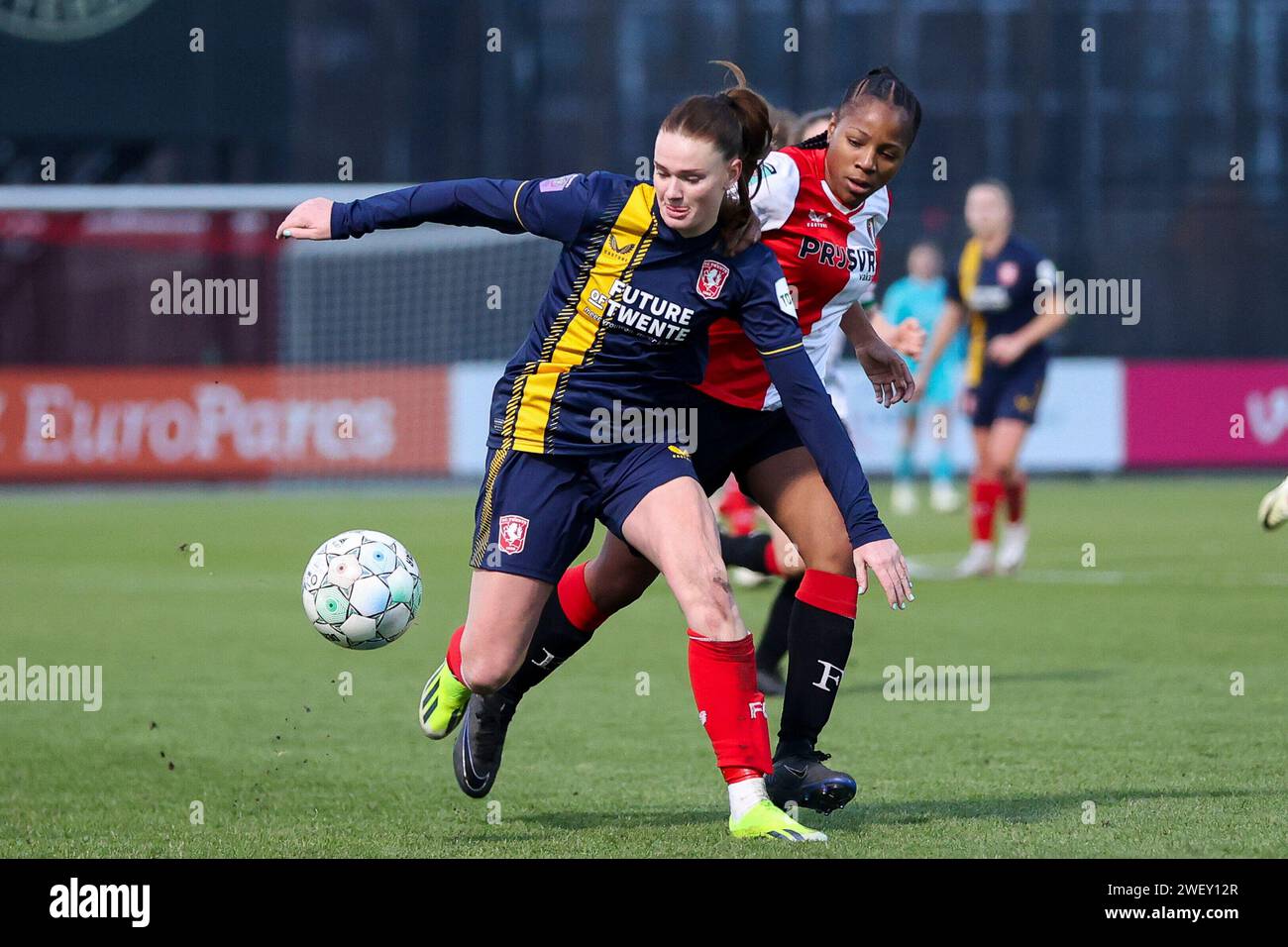 Rotterdam, Niederlande. Januar 2024. ROTTERDAM, NIEDERLANDE - 27. JANUAR: Liz Rijsbergen vom FC Twente wird von Celainy Obispo aus Feyenoord während des Azerion Vrouwen Eredivisie Spiels zwischen Feyenoord und FC Twente am 27. Januar 2024 im Sportkomplex Varkenoord in Rotterdam, Niederlande (Foto: Hans van der Valk/Orange Pictures) Credit: dpa/Alamy Live News Stockfoto