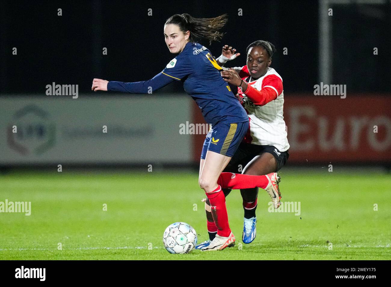 Rotterdam, Niederlande. Januar 2024. Rotterdam - Caitlin Dijkstra vom FC Twente Vrouwen, Dechamaily Lont vom Feyenoord V1 während des Spiels zwischen Feyenoord V1 und FC Twente V1 am 27. Januar 2024 in Rotterdam, Niederlande. Credit: Box to Box Pictures/Alamy Live News Stockfoto