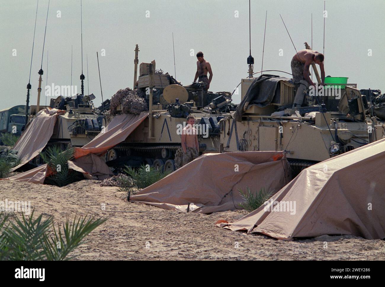 5. März 1991 Soldaten in der Sonne auf ihrer FV432 APCs in der britischen Armee HQ in Kuwait entspannen. Stockfoto