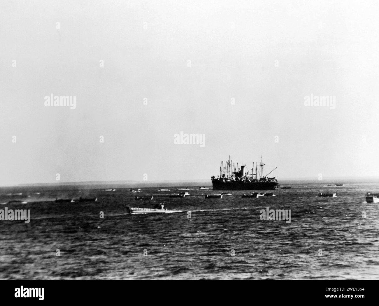 Amerikanische Schiffe, die während der Operation Fackel landen, November 1942 (26688233893). Stockfoto