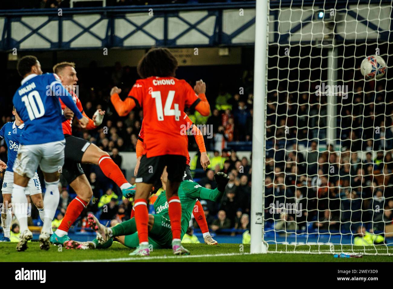 Tor 1-2 Cauley Woodrow #10 von Luton Town F.C. erzielt ein Tor während des FA Cup Fourth Round Matches zwischen Everton und Luton Town im Goodison Park, Liverpool am Samstag, den 27. Januar 2024. (Foto: Mike Morese | MI News) Credit: MI News & Sport /Alamy Live News Stockfoto